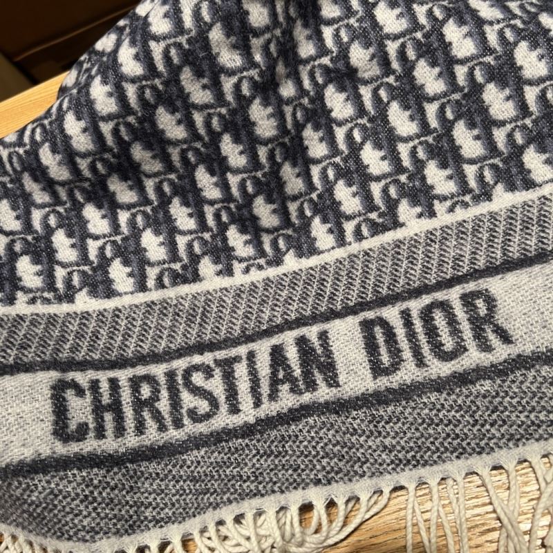 CHRISTIAN DIOR